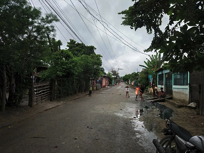 La calle principal de Monte Verde durante la temporada de lluvia.