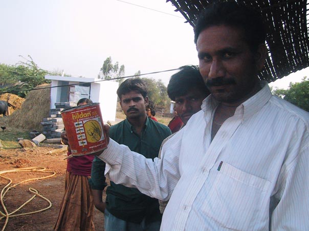 Una vieja lata de insecticidas utilizada para sacar agua del pozo en un salón de té en una aldea que utilizaba pesticidas.