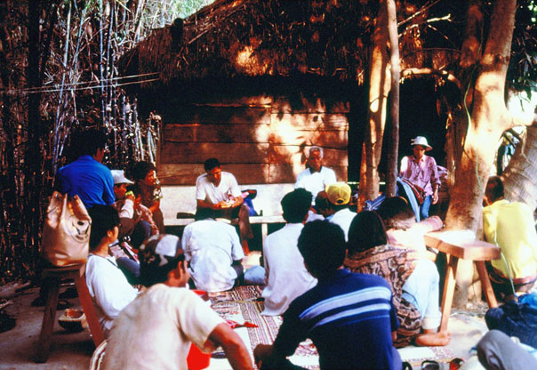 Aldeanos de Khao Din planificando su comunidad en 1986.