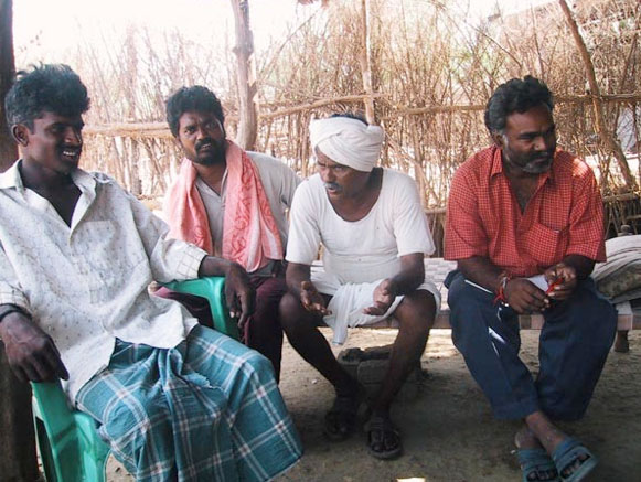 Margam Mutthaiah (el segundo desde la derecha) cuenta su historia como el primer agricultor en Punukula en utilizar la Gestión Sin Pesticidas.