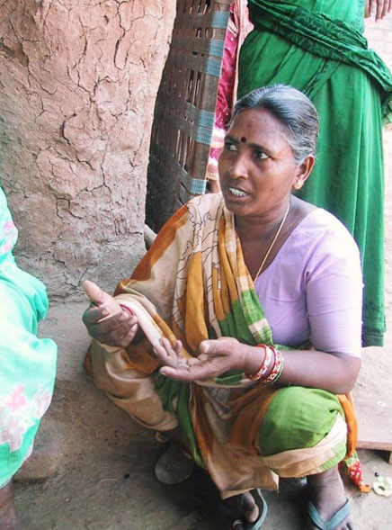 Una mujer de Punukula describe con entusiasmo las mejoras en salud desde que dejaron de utilizar los pesticidas.