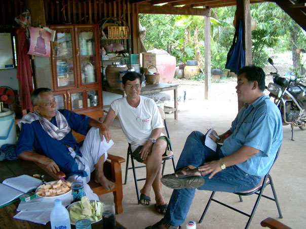 Ajaan Thanawm (en el centro) relajando en casa con otros líderes comunitarios del poblado de Khao Din.