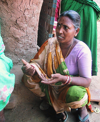 Figure 13. Una mujer de Punukula explicando los beneficios del Manejo de Plagas sin Pesticidas para su calidad de vida.