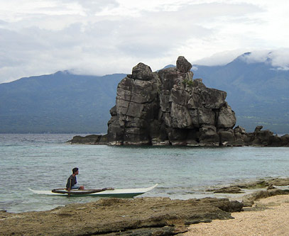 Figura 1: Pescador de la Isla Apo en su canoa.